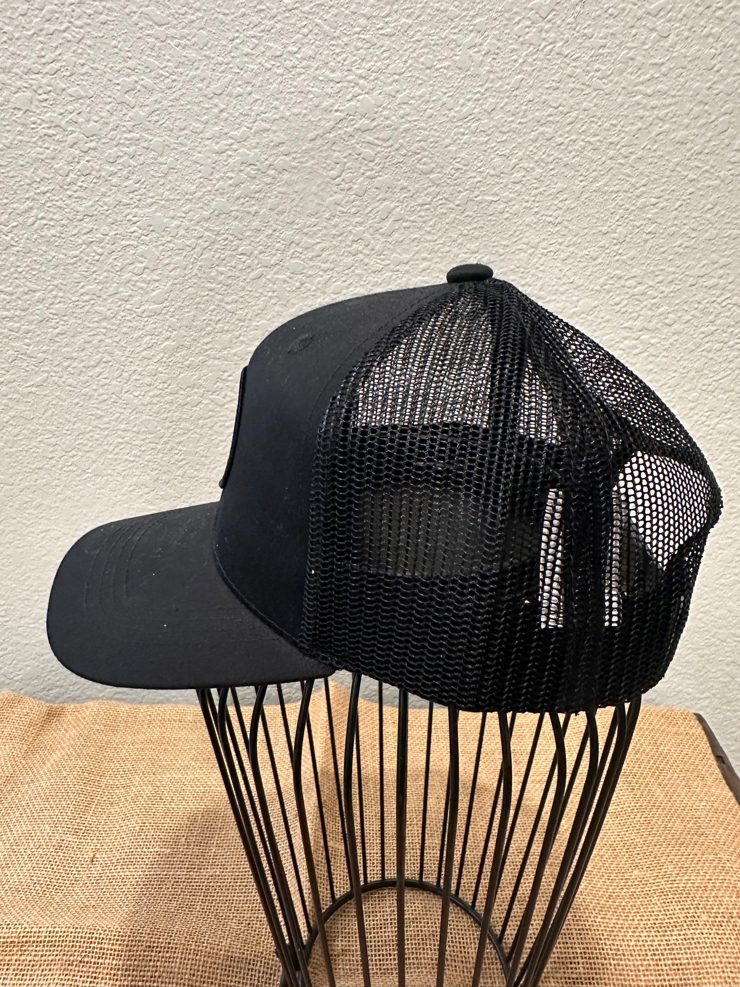 MESH TRUCKER - OUTLAW LOGO BLACK PATCH HAT